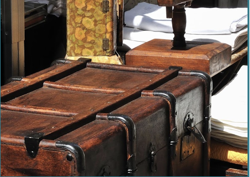 Malles et bagages anciens soigneusement rangés, symbole du savoir-faire d'Amiens Charles